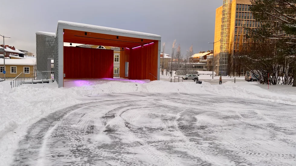 Parkavdelningen vid kommunen har testat spola upp en isbana framför scenen i stadsparken men den lutning som finns i marken gör att isresultatet inte blir nog bra för att kunna sätta igång en isbana i år.