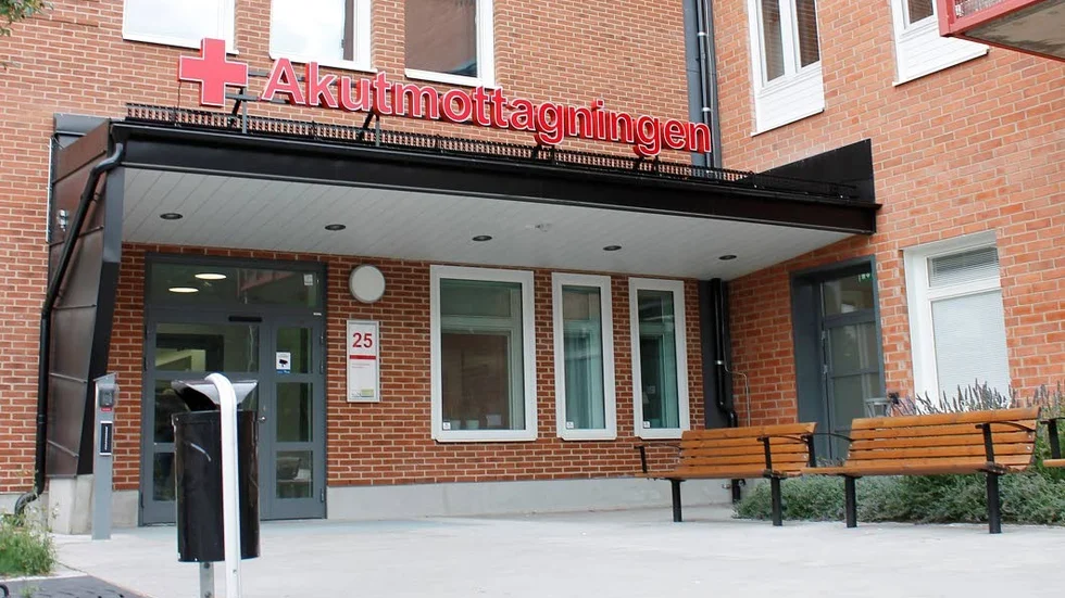 Den skadade mannen vårdas fortsatt på intensivvårdsavdelningen.