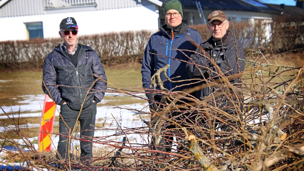 "Vad vinner miljön på att vi ska sitta och köra bil med trädgårdsavfallet"? Pelle Holm, Jonas Olofsson och Jan-Åke Andersson är missnöjda med att ristippen i Bankekind stängts.