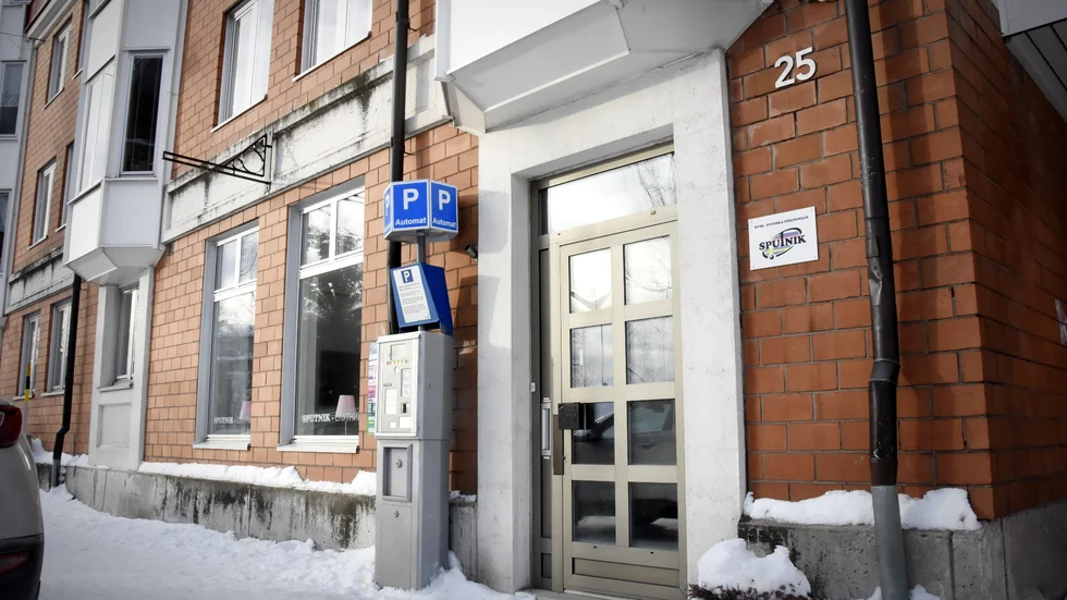 Kulturföreningen Sputnik hyr centralt belägna kontorslokaler av Lulebo. Årshyran ligger på 120 000 kronor. 