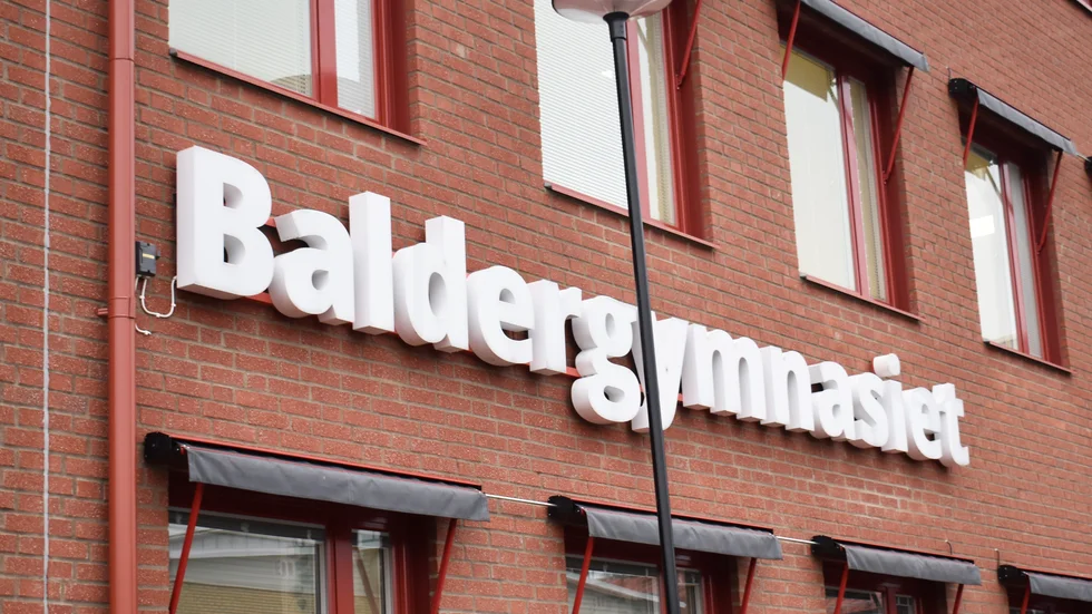 Vid två tillfällen på kort tid har fyrverkipjäser antänts inne på Baldergymnasiet i Skellefteå. Vid ett av tillfällena fanns en lärare och elever i närheten. 