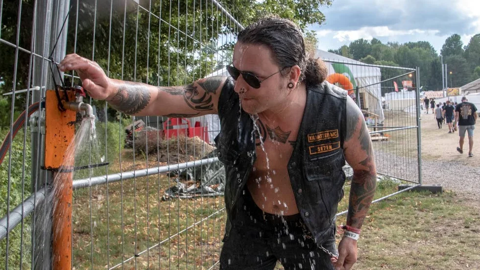 


Arkivbild. Vatten var en åtråvärd vara på heta Skogsröjet 2018. Joakim Kron från Stockholm tog en dusch.



