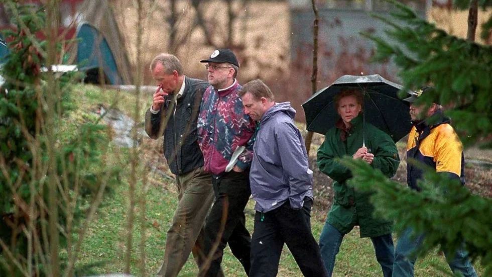 ARKIV DRAMMEN 19960426
Bevis mot Thomas Quick i den dom som gällde mordet på en nioårig norsk flicka var felaktiga - "benbitarna" som uppgavs komma från en människa är inte ens ben. Det visar preliminära resultat från Statens kriminaltekniska laboratorium (SKL).
 Quicks advokat Thomas Olsson är förbluffad över SKL:s resultat.
----Thomas Quick (med keps) tillsammans men sin försvaradvokat Claes Borgström blir geleidet av pleiere og politi under befaringen på Fjell i Drammen torsdag.   Bakom dem i grön jacka och med paraply går Psykologkonsult Birgitta Ståhle.
Foto:  Sven Erik Røed / SCANPIX kod 20520