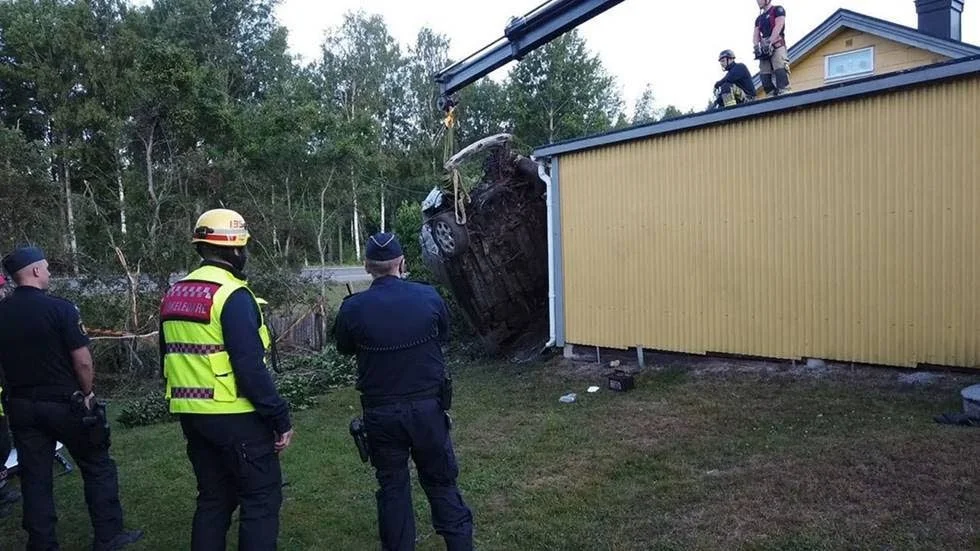 


Fordonet har tagits i beslag för vidare utredning efter den allvarliga olyckan i Strömsfors. Man utreder nu flera brott i samband med händelsen.



