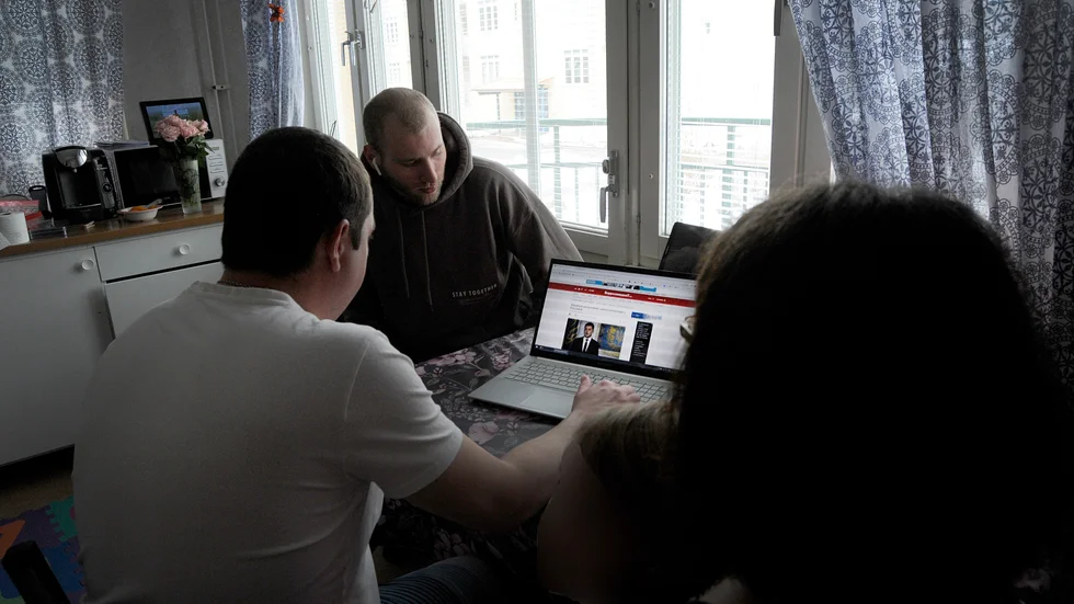 Albert Snehur och grannarna Aleksey, Marianna och deras 3-åriga dotter Maria följer nyhetsutvecklingen i hemlandet Ukraina framför en dator. Familjen vill inte vara med på bild. De har precis fått besked om att de ska utvisas från Sverige till Ukraina. De kommer från Donetsk. "Det är omöjligt nu", säger pappa Aleksey.