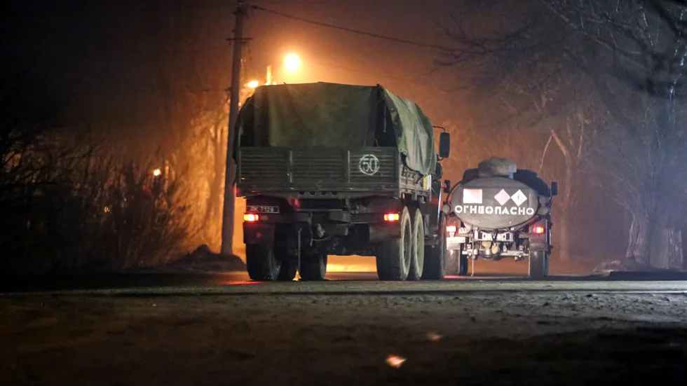 Militärfordon rör sig nedför en gata utanför Donetsk.