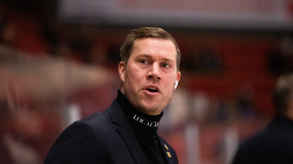 Andreas Falk var på gott humör på presskonferensen efter vinsten med 5–1 borta mot Färjestad.