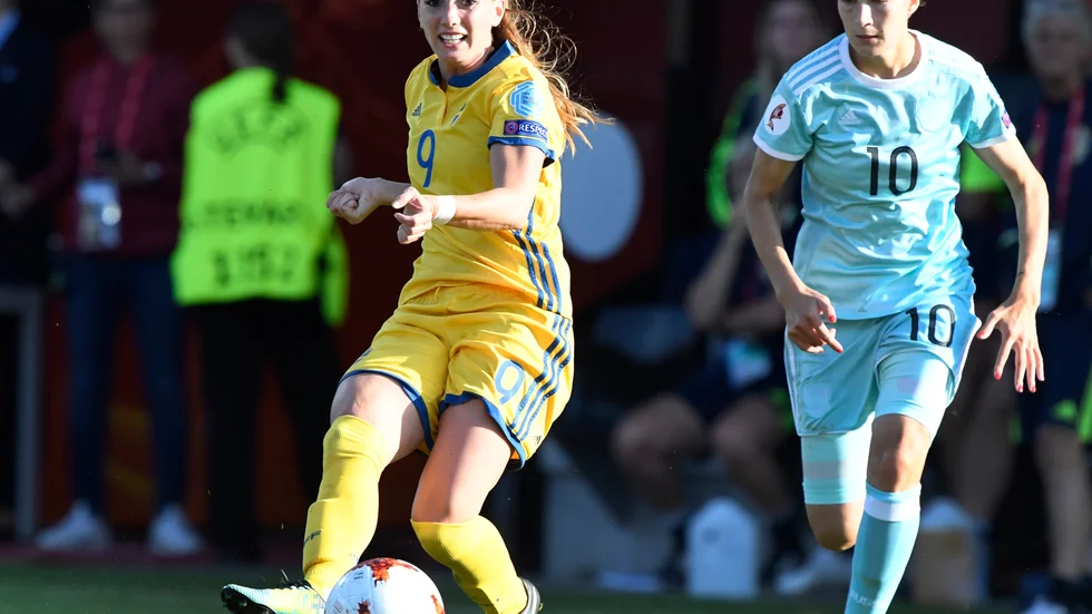 Sveriges Kosovare Asllani och Rysslands Nadezjda Smirnova i fotbolls-EM 2017 i Nederländerna. Arkivbild.