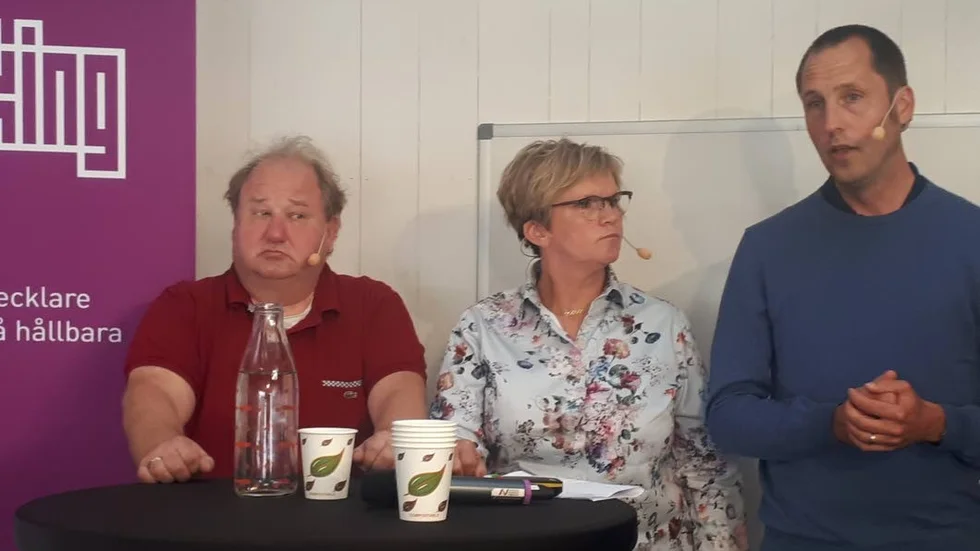 


Här står Karin Jonsson på scenen omgiven av Torsten Svenonius till vänster och Erik Pelling till höger. 



