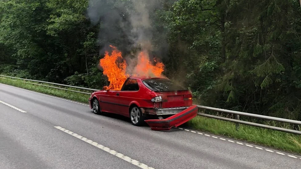 


Efter olyckan lämnade föraren den brinnande bilen och flydde in i skogen.



