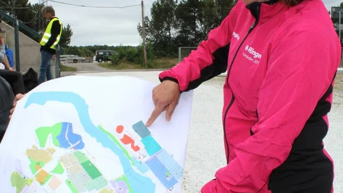 


Carina Kalered visar kartan över O-staden och campingplatserna.



