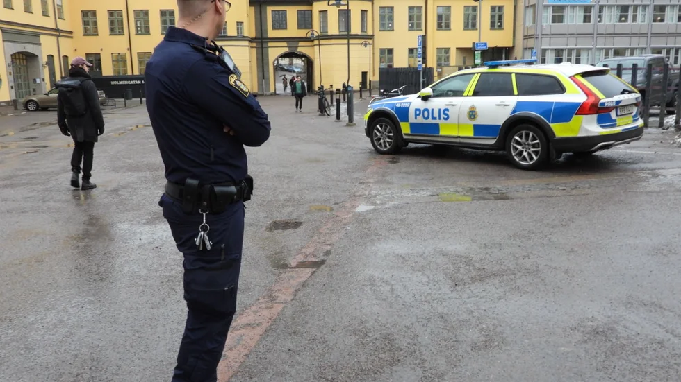 Polisen fick under torsdagsmorgonen flera larm om misshandel vid Holmentorget i Norrköping.