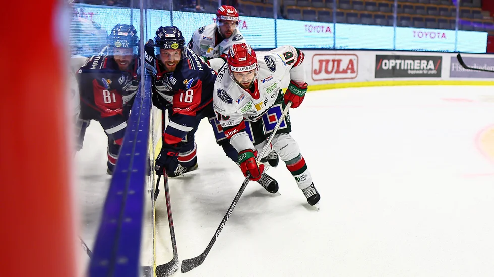 Duell vid sargen i Saab arena.
