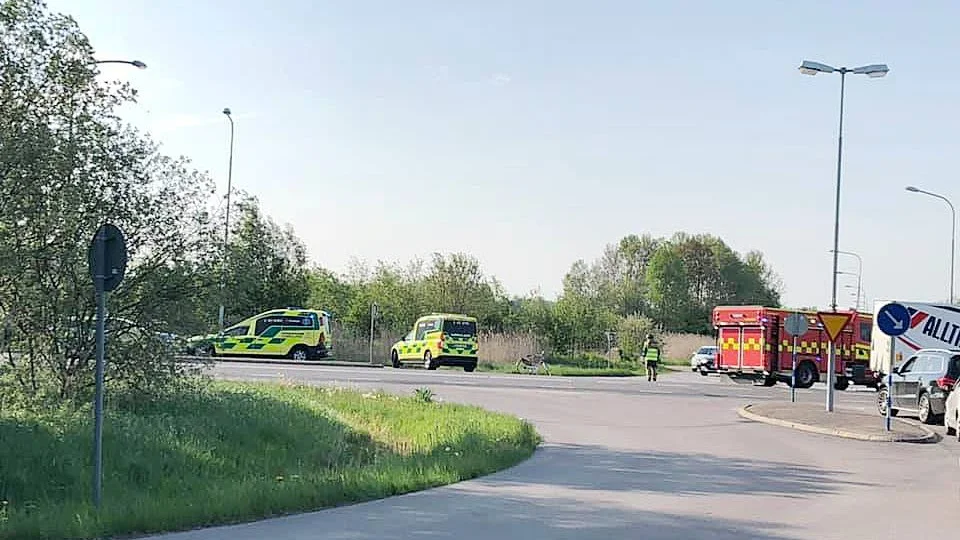 En stundsenare blev en kvinna i 80-årsåldern påkörd i korsningen vid Berga.