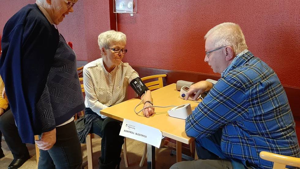 Göran Lundberg mäter blodtrycket på Barbro Sjödin och Gun Mörtzell övervakar.