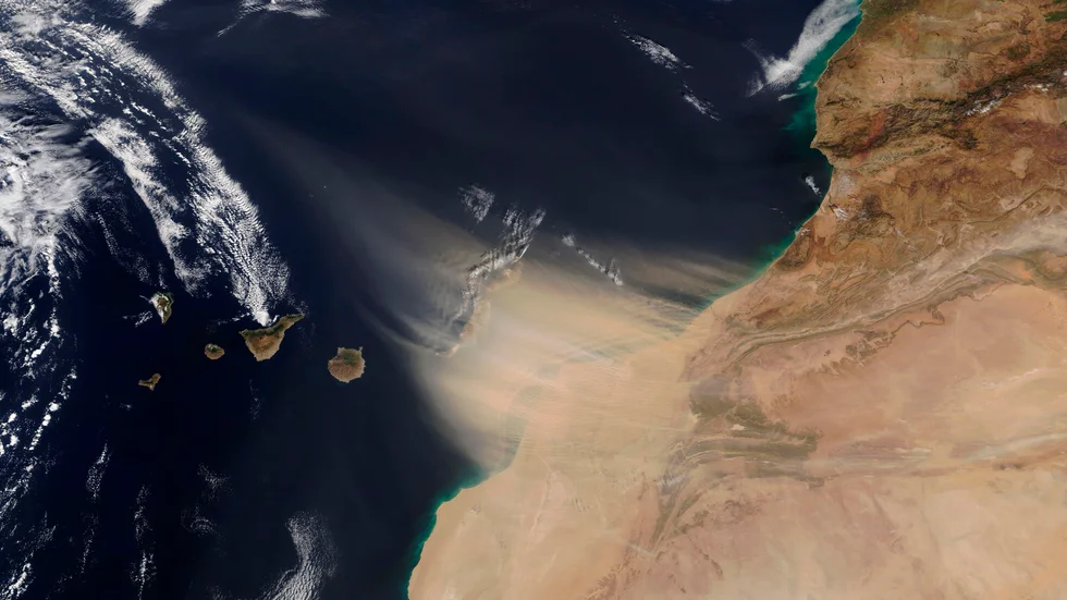 En satellitbild på en sandstorm ut mot Kanarieöarna för två år sedan.