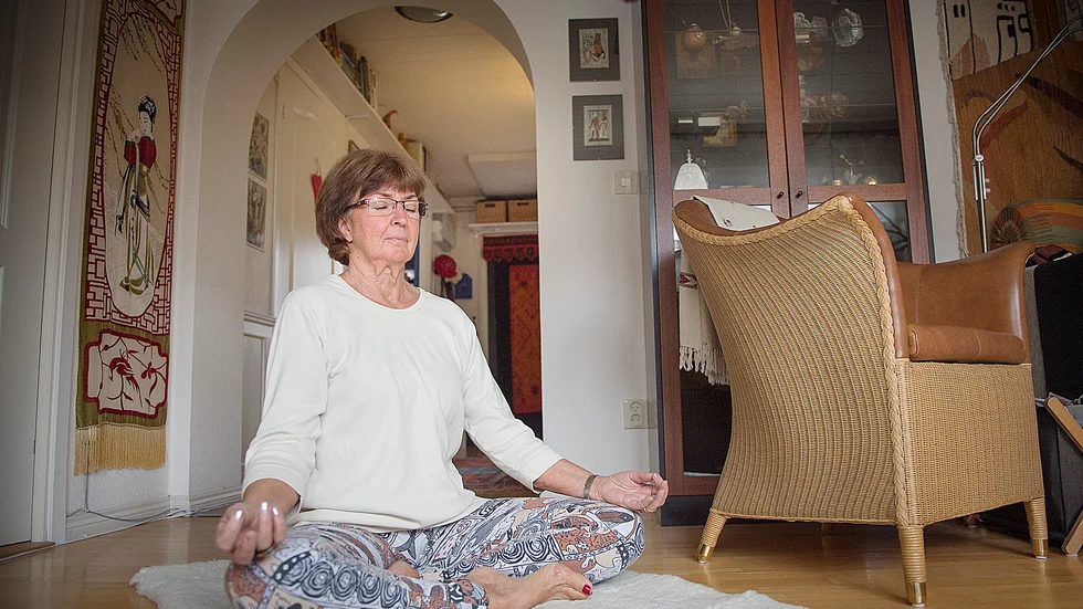 Indien. Anitha Hedlund Nyström, 70 år, börjar dagarna Indien med en yogastund. Foto: Lars Eriksson.