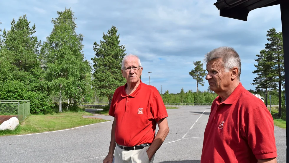 Checkar av Kjell Jonsson och Christer Nyberg är relativt nöjda över hur rastplatsen i Byske ser ut. Foto: Veronica Häggmark.