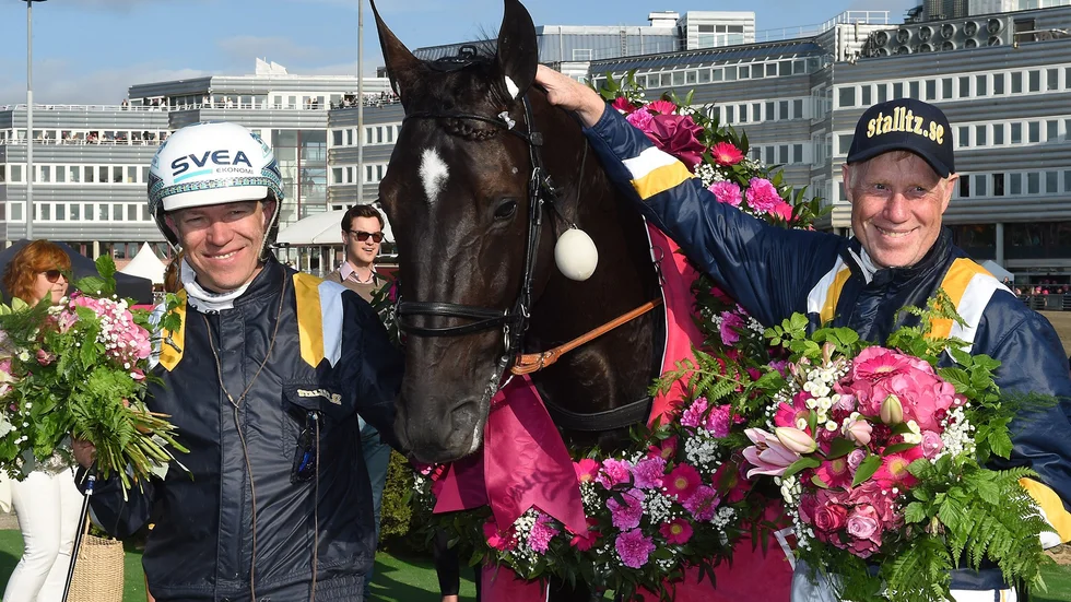 Örjan Kihlström, Nuncio och Stefan Melander efter segern i Elitloppet. Foto: Lars Jakobsson, Kanal 75