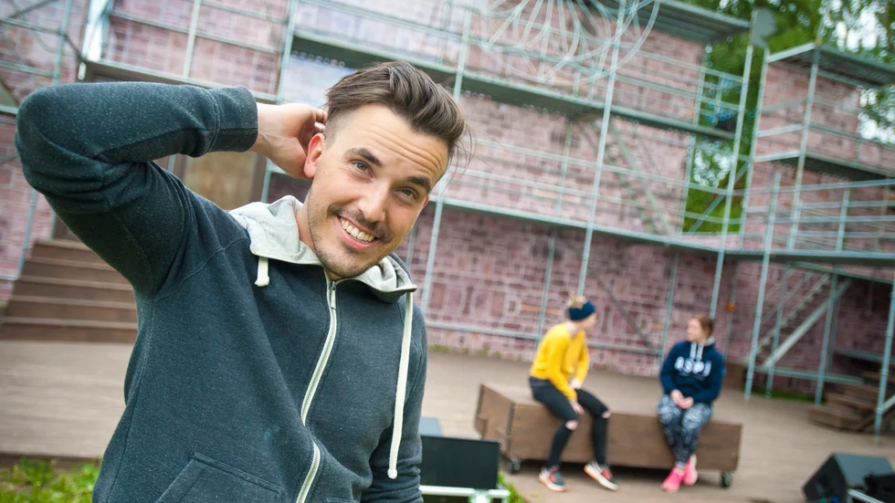 Glädje. "Det är verkligen en fantastisk föreställning att få vara med i. Alla är så stöttande och hjälper varandra", säger Philip Hughes. Foto: Emilie Sjölund.