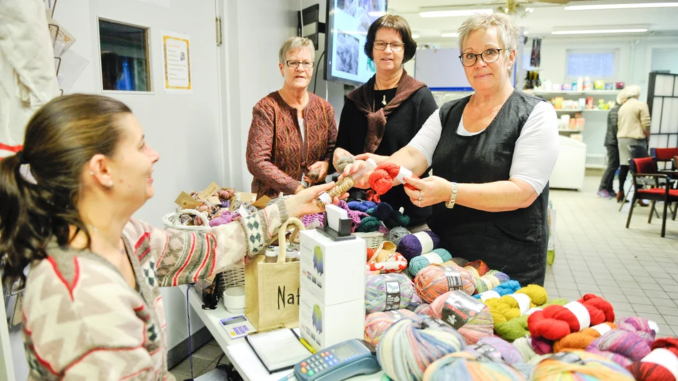 Garnbyte. Christina Stenvall, Inger Öhlund och Lotta Lundmark byter garn med Ingela Hartman. Foto: Carina Kvist.