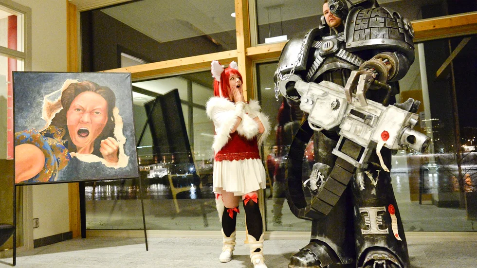 Spacemarine. Fredric Bergvall i sin robotdräkt fick utmärkelsen ”Publikens val” i helgens cosplay på Skecon i Skellefteå. Emelie Olmås var karaktären Rosu som är Skecons maskot. Foto: Carina Kvist.
