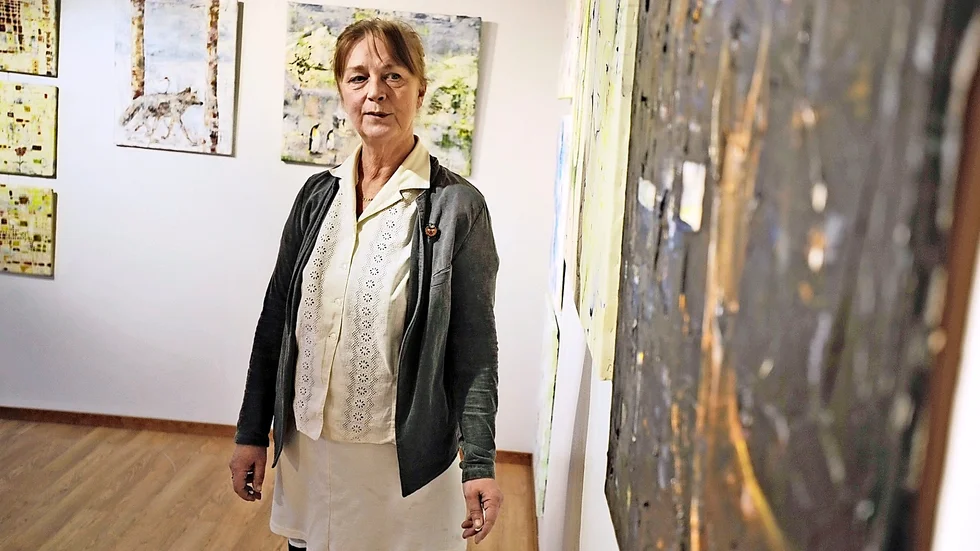 Målar. Gun-Britt Forslund målar mycket abstrakt. Foto: Maria Wallin.