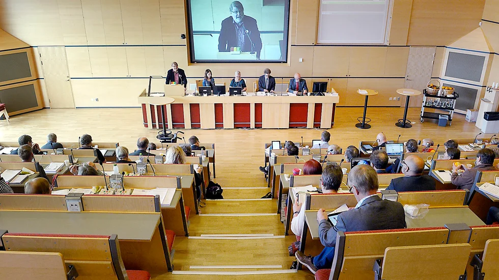 De förtroendevalda i kommuner och landsting blir både äldre och färre.