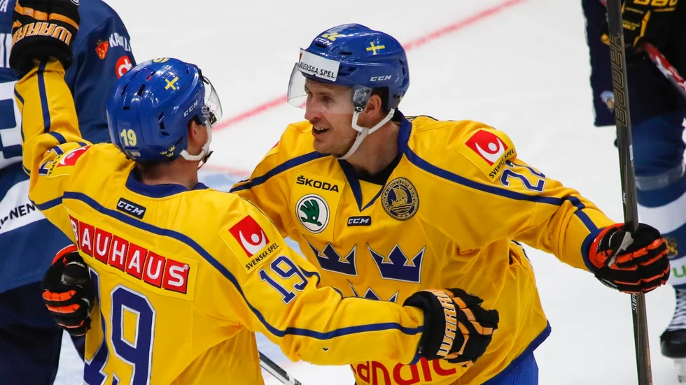 Målskytt. Patrik Zackrisson med ryggen mot kameran gratuleras av Alexander Bergström efter sitt mål mot Finland. Foto: Pavel Golovkin.