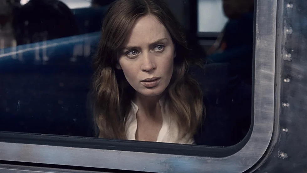 Behållningen. Emily Blunt spelar kvinnan på tåget i filmen med samma namn.