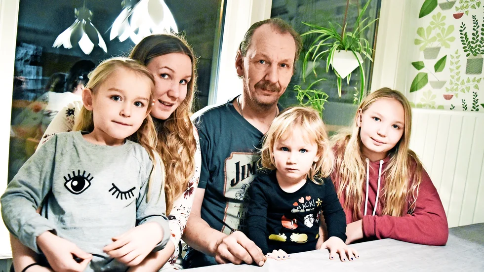 Tårttajm. Jonny ser framemot att bli uppvaktad av Malva, Josefine, Thyra och Jonna i morgon. Foto: Christoffer Åhlund.