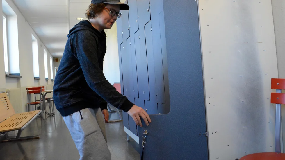 Öppnar skåpet. Patrik Nilsson tycker att det är skönt att slippa åka buss fem dagar i veckan. Mellan Malå och Lycksele är det 8,5 mil. Foto: Lennart Enkvist.