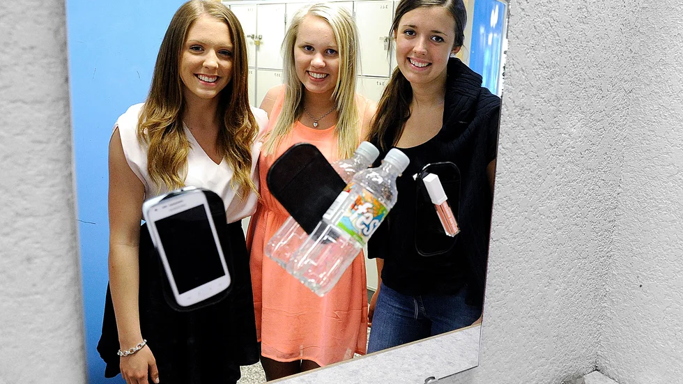 Håller ordning. De kletiga antislip-mattorna går att fästa på de flesta ytor. Emma Nyström, Tova Andersson och Emma Lindman tror de har bra chanser att lyckas på mässan.