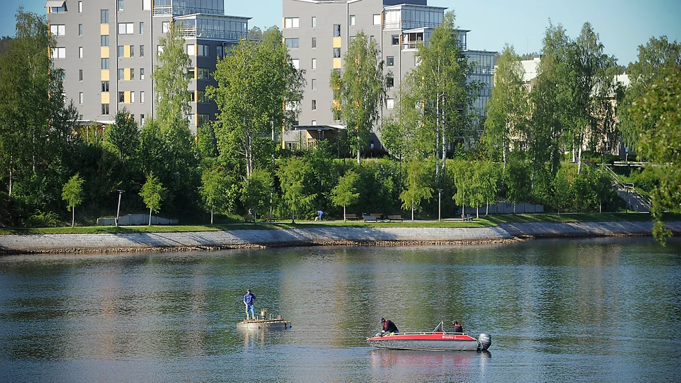 Åkt efter. Arbetarna jobbar med att få upp elkabeln som är glidit efter under vintern. ”Den brukar göra det”, berättar Fredrik Lundström.