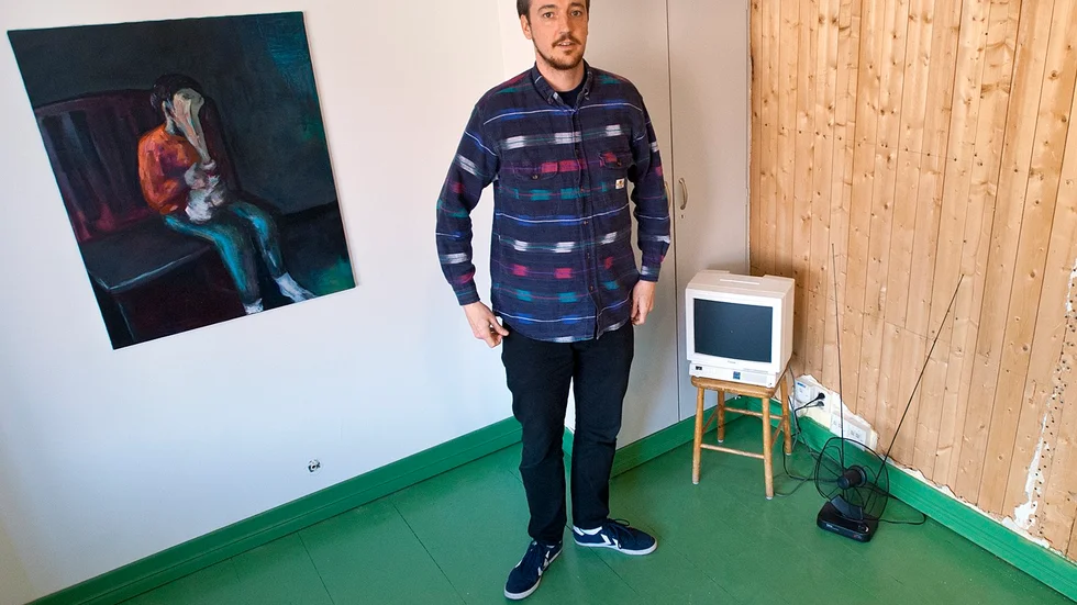 Utställare. Konstnären Jonas Gazell från Umeå ställer ut ett verk i huset. Han kommer även ha ateljé i huset under sommaren.