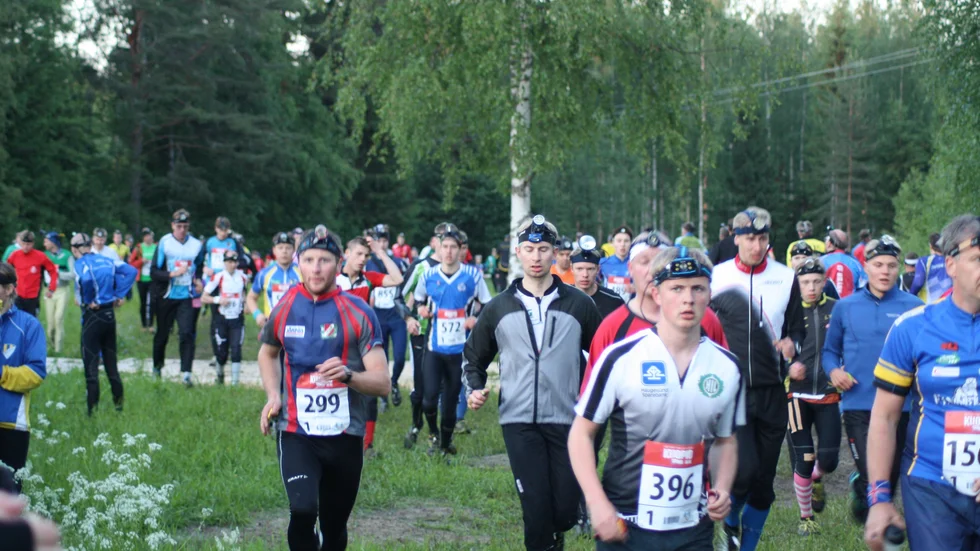 Uppvärmning. Skellefteå OK:s förstasträckslöpare Jörgen Johansson, med nummer 299 på magen, gör sig redo för start.
