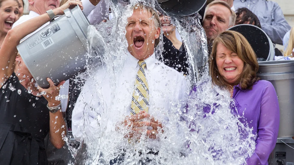 Staffers douse Tennessee Gov. Bill Haslam and his wife, Crissy, with cold water on the steps of the state Capitol in Nashville, Tenn., Friday, Aug. 22, 2014. The Haslams were participating in the ice bucket challenge to support research into amyotrophic lateral sclerosis, or ALS, also known as Lou Gehrig's disease. (AP Photo/Erik Schelzig) / TT / kod 436