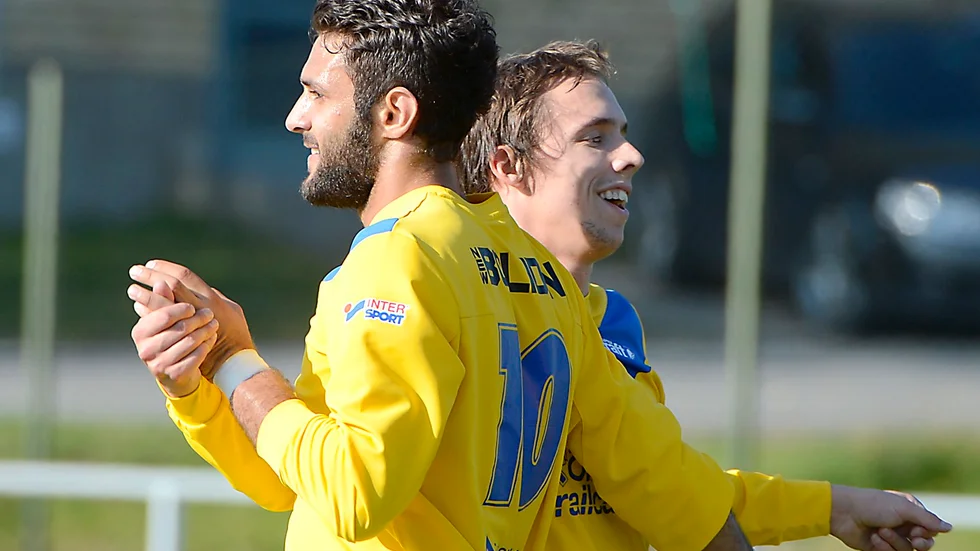 Homam Abbas och Johan Vesterlund jublar efter Rönnskärs 1–0-mål. Foto: Leif Andersson