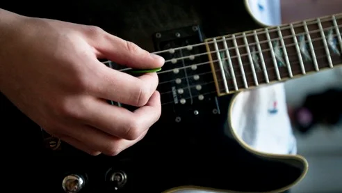 Van. I närmare nio år har Oliver Bohman spelar gitarr.