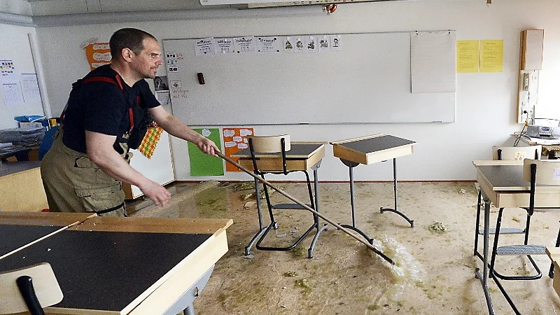 STORA MÄNGDER. Greger Löfbom var en av de som sanerade lokalerna från vattnet som trängt fram i halva skolan.