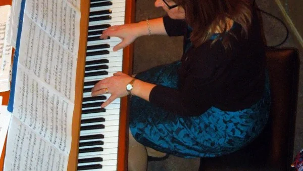 Vid pianot. Elisabeth Lindberg.