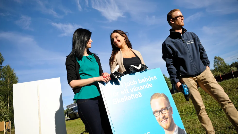 Besök. Andreas Löwenhöök har besök av valobservatörerna Nikolina Damchevska och Kamelija Spasova.