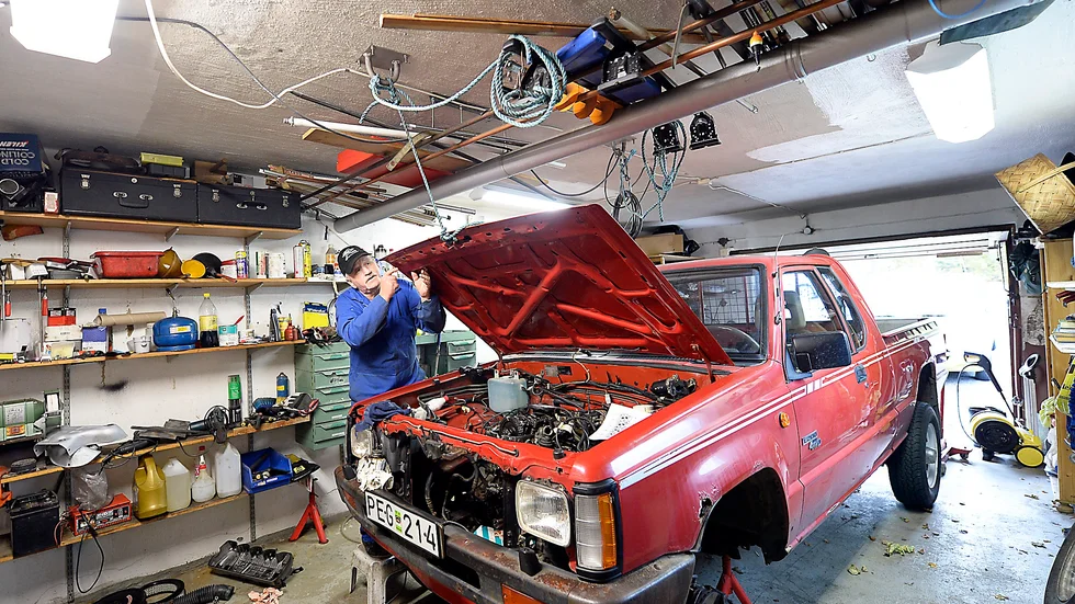 Stig Wallströms 50-talsgarage i Skelleftehamn räcker gott och väl till för att det ständiga mekandet ska bli bekvämt. Foto: Roine Sandlén.