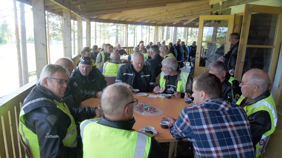 Knuttar. Samlade för en fika- och pratstund.