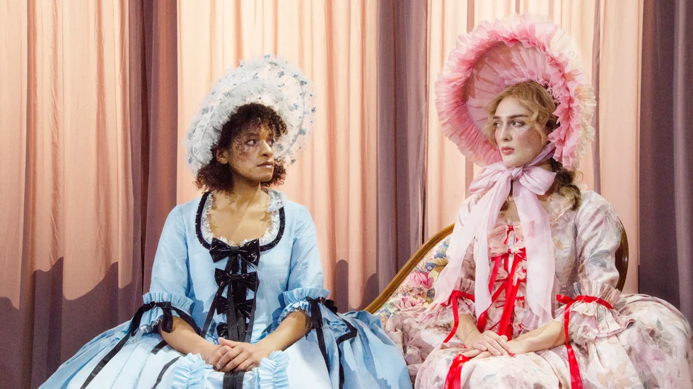 Svägerskorna Cathy (Angelika Prick) och Isabella Linton (Siri Fagerudd) i "Svindlande höjder"