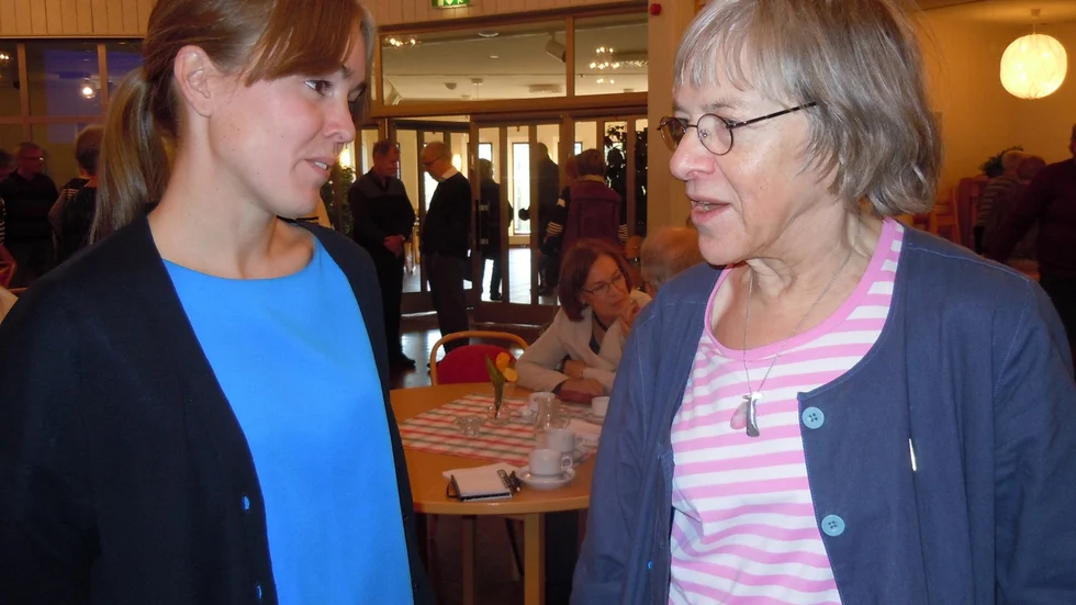 I samspråk. Projektledare Moa Hedström t  v samtalar med Britt Liljeqvist som saknar det mycket viktiga ordet kultur i framtidssatsningen Skellefteå 2030.