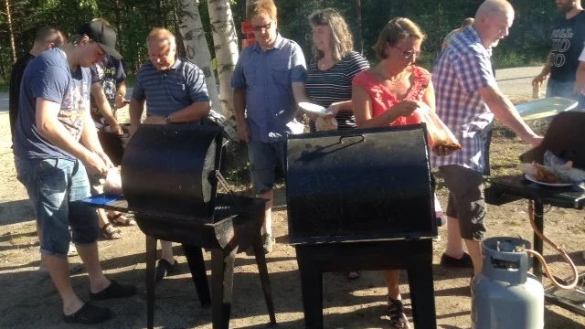 MIDDAGSDAGS. Det blev trångt vid grillarna när hungern satte in.