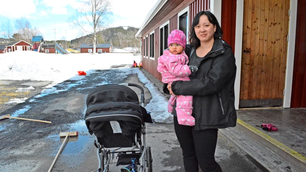På Tjambo. Li-Marie Stenlund, här med dottern Alice, 1 år, jobbar inom förskolan. Hon undrar hur det ska bli med de förändringar som är på gång och tycker att föräldrar och personal borde involveras mer i arbetet. Foto: Lennart Enkvist.
