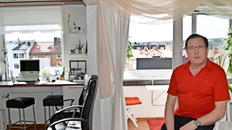 Martin Burman i sitt stora kök och vardagsrum, där utsikten från fönstren skulle bli helt skymd av det nya huset. Foto: Yvonne Rönngren.