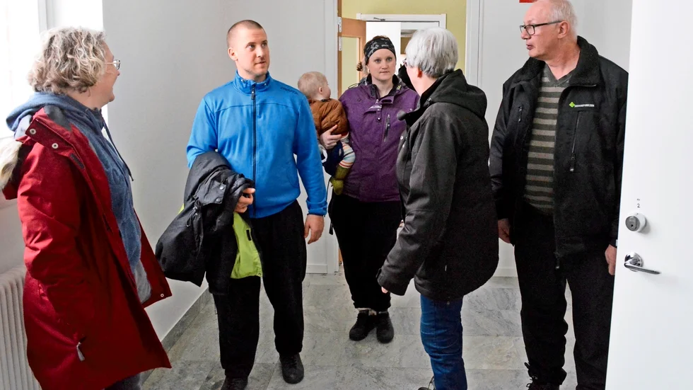 Tog sig en titt. Mötet i Norsjövallen började med en rundvandring i lokalerna. Foto: Lennart Enkvist.